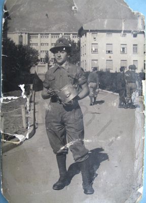 La foto ritrae Giampiero Civati in divisa, durante un momento della sua vita in caserma. Il documento è conservato presso l’archivio Insmli in copia informatica.