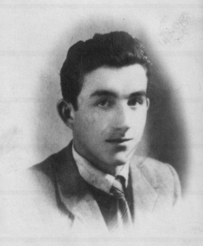 La foto è un primo piano di Luigi Rasario. L’archivio Insmli ne conserva una copia digitale nel Fondo Raccolta Franzinelli/Ultime lettere di condannati a morte e deportati della Resistenza 1943-1945.