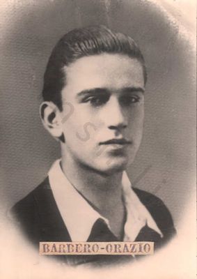 La foto ritrae Orazio Barbero. L’archivio Insmli ne conserva una copia digitale nel Fondo Raccolta Franzinelli/Ultime lettere di condannati a morte e deportati della Resistenza  1943-1945.