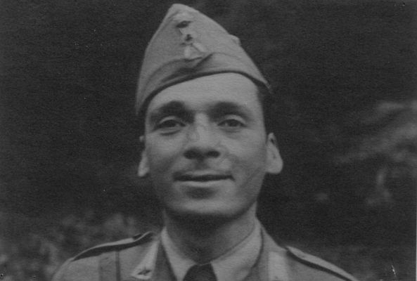La foto ritrae Giulio Biglieri in uniforme dell’esercito. L’archivio Insmli ne conserva una copia digitale nel Fondo Raccolta Franzinelli/Ultime lettere di condannati a morte e deportati della Resistenza  1943-1945.