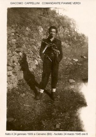 La foto ritrae Giacomo Cappellini nel periodo che va tra il settembre 1943 e il marzo 1945. Nella parte superiore della cornice è riportato il suo nome e il suo grado militare nelle formazioni partigiane; nella parte inferiore invece sono stampati luogo e data di nascita, data della morte e ora della morte.
