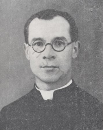 La foto ritrae Don Pasquino Borghi con l’abito sacerdotale.