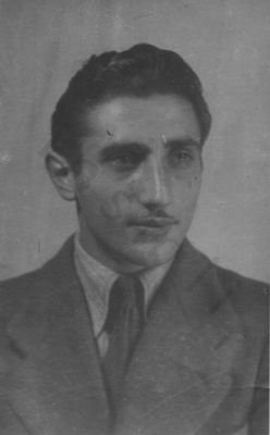 La foto ritrae Sergio Gamarra. L’archivio Insmli ne conserva una copia digitale nel Fondo Raccolta Franzinelli/Ultime lettere di condannati a morte e deportati della Resistenza 1943-1945.