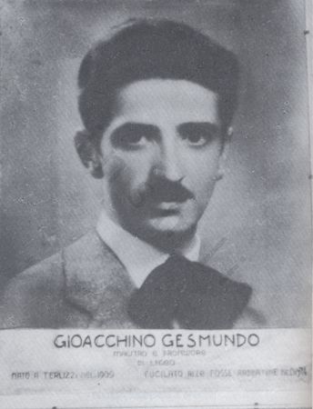 La foto ritrae Gioacchino Gesmundo. Sotto l’immagine sono annotati, oltre al  nome, data e luogo di nascita e data e luogo di morte.