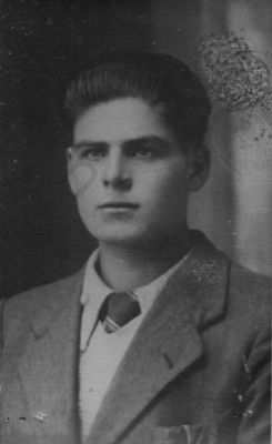 La foto ritrae Giuseppe Giudici. L’archivio Insmli ne conserva una copia digitale nel Fondo Raccolta Franzinelli/Ultime lettere di condannati a morte e di deportati della Resistenza 1943-1945.
