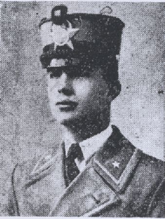 La foto ritrae Mario Grecchi durante il periodo alla scuola militare di Milano. L’immagine è stata pubblicata sul "Notiziario dell’esercito" del 30 settembre 1946.