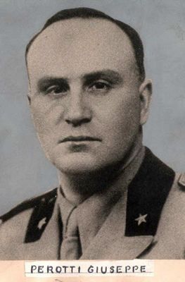 La foto ritrae il generale Giuseppe Paolo Perotti in uniforme.