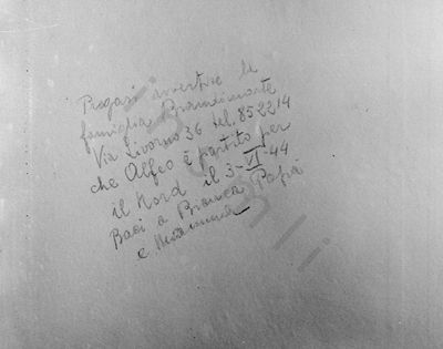 L’immagine riproduce la porzione di muro della cella n.3 delle carceri di Via Tasso su cui è inciso l’ultimo messaggio di Alfeo Maria Brandimarte.