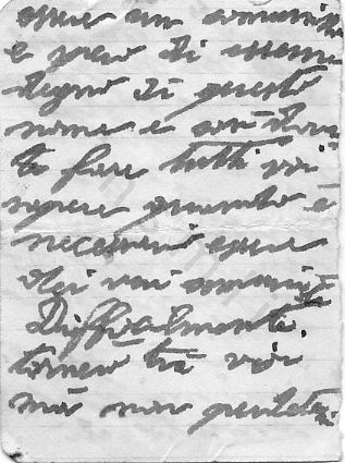 L’immagine riproduce il retro della quarta pagina della lettera di Andrea Mensa ai compagni di lotta, fatta probabilmente uscire clandestinamente dal suo luogo di detenzione. Il documento è scritto a penna nera su piccoli biglietti di carta a righe.
