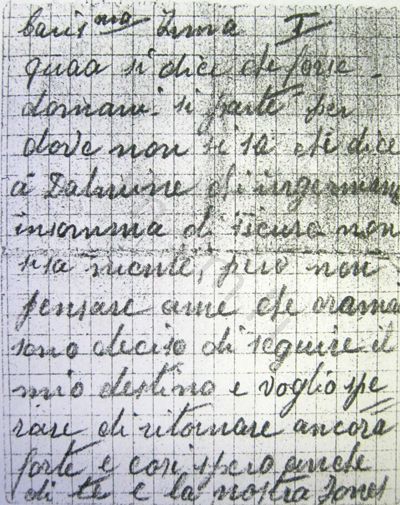 L’immagine riproduce la prima facciata della lettera di Angelo Biffi alla moglie Irma, scritta presumibilmente il giorno prima della deportazione a Mauthausen.
Il documento originale è vergato su piccoli fogli a quadretti appartenenti verosimilmente ad un blocco note.