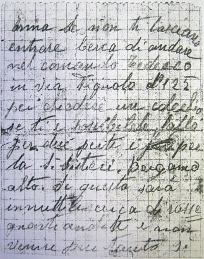L’immagine riproduce la terza facciata della lettera di Angelo Biffi alla moglie Irma, scritta presumibilmente il giorno prima della deportazione a Mauthausen.
Il documento originale è vergato su piccoli fogli a quadretti appartenenti verosimilmente ad un blocco note.