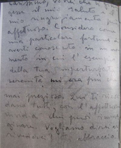 L’immagine riproduce la lettera scritta dal carcere da un ignoto prigioniero, fucilato poi alle Fosse Ardeatine. L’originale è scritto a matita.