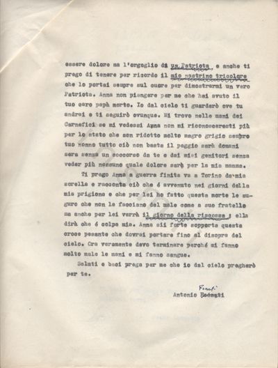 L’immagine riproduce la terza pagina della trascrizione a macchina della lettera di Antonio Fossati ad Anna. In basso, il cognome della firma è cancellato e riscritto a mano, con una penna nera.
