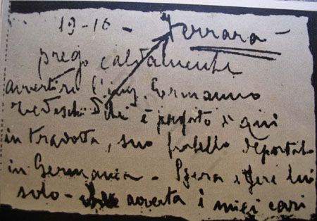 L’immagine riproduce la copia fotografica del biglietto lasciato da Arrigo Tedeschi a un ferroviere alla stazione di Ferrara.