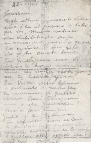 L’immagine riproduce la fotografia della prima pagina della lettera di Balilla Grillotti alla moglie e al figlio, scritta poco prima della sua morte. L’originale è probabilmente vergato a matita su un foglio bianco.