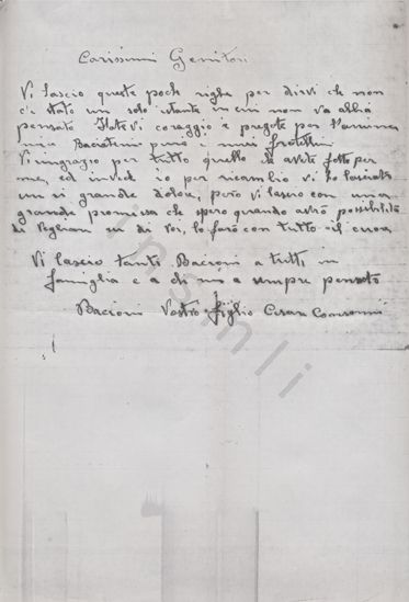 L’immagine riproduce la fotocopia dell’ultima lettera di Cesare Consonni ai genitori, scritta tra la condanna a morte e la fucilazione. L’originale è scritto su un foglio a righe.