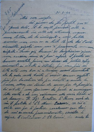 L’immagine riproduce la prima facciata della lettera di Edmondo Fondi alla moglie, scritta 4 giorni prima della fucilazione. Il documento è scritto a penna, sui due lati di un foglio a righe su cui sono impressi i timbri "Carceri giudiziarie di Roma" e "Visto p. censura".