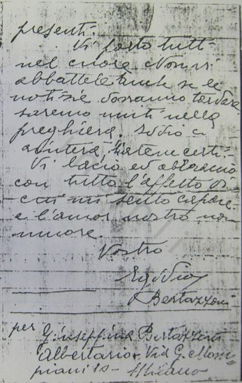 L’immagine riproduce la fotocopia della terza facciata della lettera scritta da Egidio Bertazzoni ai propri cari il giorno prima di essere deportato a Mauthausen. Il documento è vergato su quattro facciate di un foglietto a righe.