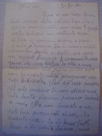 L’immagine riproduce il fronte dell’ultimo messaggio di Enrico Arosio pervenuto alla famiglia. Il testo è scritto a matita su un unico foglio bianco.