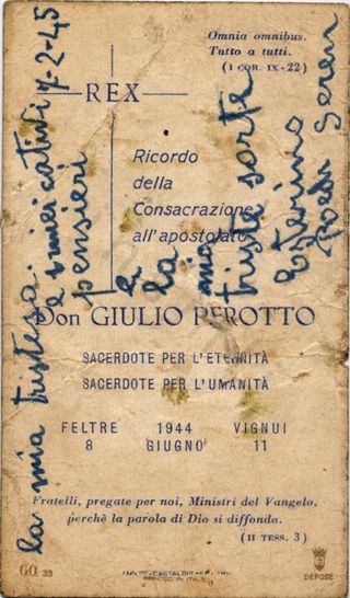 L’immagine riproduce la prima facciata del ’santino’ di Don Giulio Perotto, su cui, il 7 febbraio 1945, Esterino Rech ha scritto alcune parole con una penna blu.