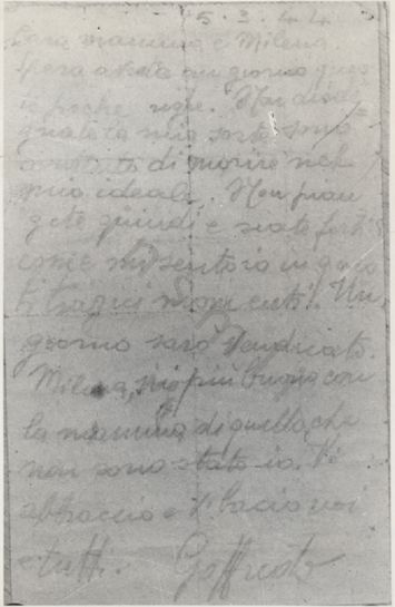 L’immagine riproduce la fotografia della lettera di Goffredo Villa alla madre e alla sorella Milena, scritta il giorno della sua prima condanna a morte, annullata poi dall’amnistia. Il documento originale è scritto su un piccolo foglio di carta.