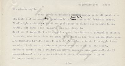 L’immagine riproduce la trascrizione a macchina della lettera di Luigi Savergnini alla moglie, scritta poche ore prima della sua esecuzione. 
Nella trascrizione sono presenti alcune correzioni fatte a mano con una penna nera.