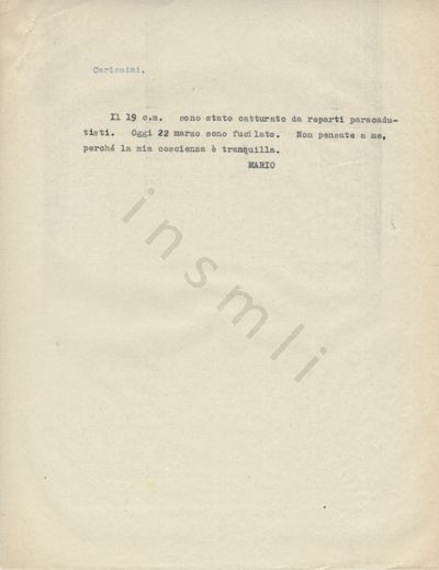 L’immagine riproduce la trascrizione a macchina dell’ultima lettera di Mario Porzio Vernino, scritta il giorno stesso della sua fucilazione. Il documento è dattilografato con inchiostro nero, ad eccezione dell’intestazione, che è in inchiostro blu.