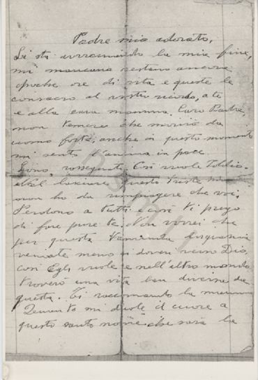 L’immagine riproduce la fotografia della prima pagina della lettera di Massimiliano Forte al padre, scritta probabilmente nell’imminenza della sua esecuzione. L’originale è scritto su un foglio a righe.