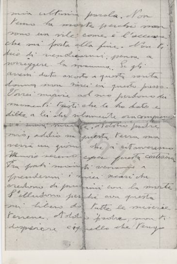 L’immagine riproduce la fotografia della seconda pagina della lettera di Massimiliano Forte al padre, scritta probabilmente nell’imminenza della sua esecuzione. L’originale è scritto su un foglio a righe.