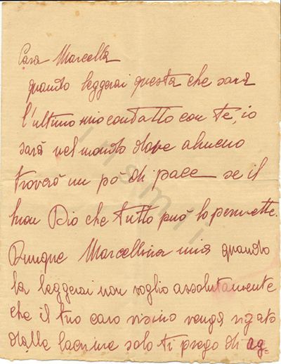L’immagine riproduce la prima facciata della lettera scritta nelle carceri di via Tasso da Orlando Orlandi Posti, indirizzata a Marcella Banelli, la ragazza di cui era innamorato.
Il documento è scritto a penna su foglio bianco. 