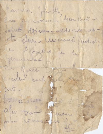 L’immagine riproduce la prima facciata della lettera di Renato Dalla Palma alla sorella Gabriella, scritta durante la prigionia nel Lager di Bolzano. L’originale è stato vergato con una matita blu su due delle quattro facciate di un foglio A4 piegato a metà.