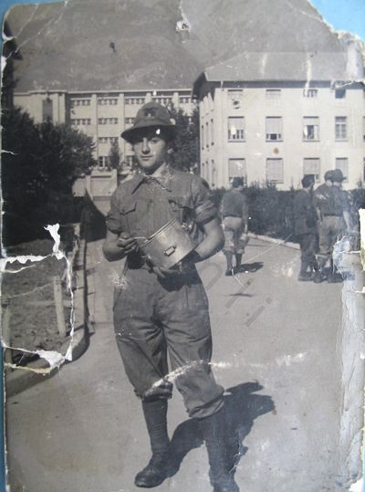 La foto ritrae Giampiero Civati con la divisa degli Alpini, in una scena di vita in caserma.