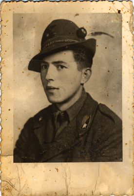 La foto ritrae Esterino Rech con l’uniforme degli alpini, in cui era stato arruolato nel 1942. L’archivio Insmli ne conserva una copia digitale nel Fondo Raccolta Franzinelli/Ultime lettere di condannati a morte e deportati della Resistenza  1943-1945.