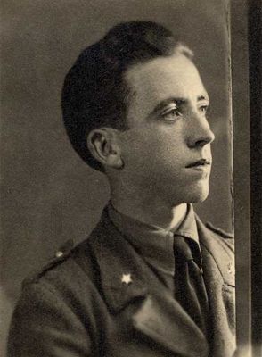 La foto ritrae Giuseppe Bocchiotti in uniforme militare.