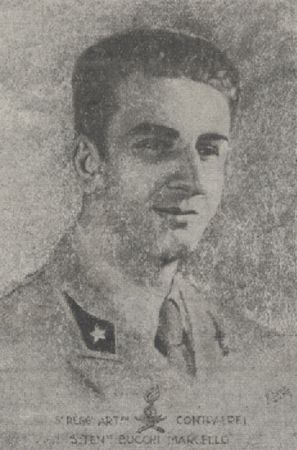 La foto ritrae Marcello Bucchi in uniforme militare. In basso è annotato: "5° REGG. ART. CONTRAEREI/S.TEN BUCCHI MARCELLO". 