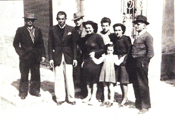 Foto che ritrae la famiglia Zoldi poche settimane prima della morte di Canzio: è stata infatti scattata nella primavera del 1944. Canzio Zoldi è l'ultimo a destra, con il panciotto e la mano in tasca.
