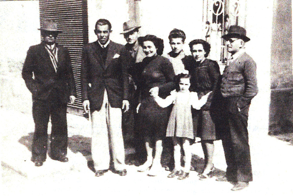 Foto che ritrae la famiglia Zoldi poche settimane prima della morte di Canzio: è stata infatti scattata nella primavera del 1944. Canzio Zoldi è l'ultimo a destra, con il panciotto e la mano in tasca.
