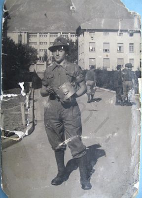 La foto, conservata presso l’archivio Insmli sottoforma di copia digitale, ritrae Giampiero Civati con l’uniforme degli alpini, probabilmente in caserma.