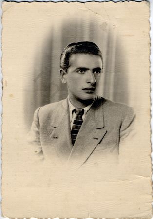 La foto ritrae Cesare Dattilo. Sul retro è scritto, in matita blu, "Dattilo Cesare (Oscar)". Sempre sul retro è anche impresso il timbro "...è una fotografia di GRANDOLINI&BELLATI - GE-SESTRI".