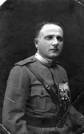 La foto risale al 1930 circa e ritrae Venanzio Gabriotti con l’uniforme dell’esercito. L’Archivio Insmli ne conserva una copia digitale, gentilmente inviataci dal Prof. Alvaro Tacchini, responsabile dell’Archivio dell’Istituto di storia politica e sociale Venanzio Gabriotti.