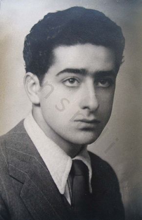 La foto ritrae Vittorio Grasso Caprioli. L’archivio Insmli conserva una copia digitale della foto nel Fondo Raccolta Franzinelli/Ultime lettere di condannati a morte e di deportati della Resistenza italiana 1943-1945.