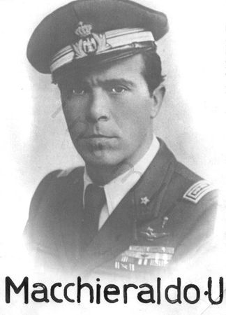 La foto ritrae Ugo Machieraldo con l’uniforme dell’Aeronautica. Il cognome è trascritto sotto l’immagine in modo errato, con due "c" anziché una.