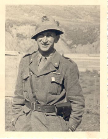 La foto, scattata nell’aprile 1943, ritrae Raffaele Menici con l’uniforme degli alpini.