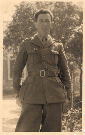 La foto ritrae Raffaele Menici con l’uniforme del Regio Esercito Italiano. Sul retro è presente l’annotazione "aprile ’43", come chiaro riferimento al periodo in cui essa fu scattata.