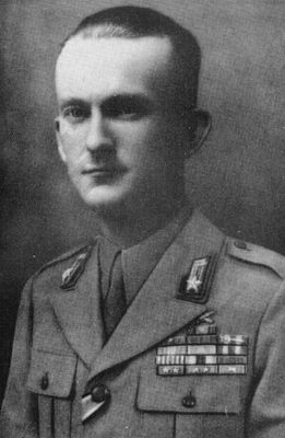 La foto ritrae Giuseppe Cordero Lanza di Montezemolo in uniforme dell’esercito. Il documento è conservato in copia digitale presso l’archivio Insmli.
