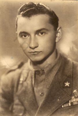 La foto ritrae Mario Porzio Vernino con in dosso l’uniforme dell’esercito.