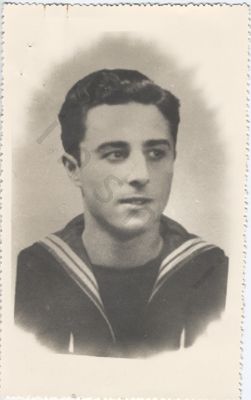 La foto ritrae Giacinto Rizzolio con l’uniforme da marinaio.