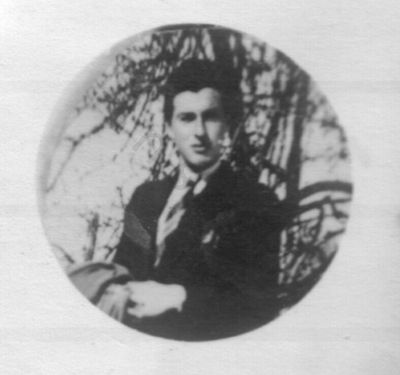 La foto ritrae Elmo Scolari. L’archivio Insmli ne conserva una copia digitale nel Fondo Raccolta Franzinelli/Ultime lettere di condannati a morte e deportati della Resistenza 1943-1945.