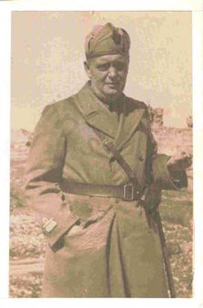 L’immagine ritrae Alberto Trionfi, nel periodo in cui era dislocato a Navarino (Grecia) con il Comando della Divisione "Cagliari" (ottobre 1942-settembre 1943).