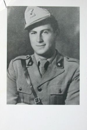 La foto ritrae Aldo Vespa in uniforme militare.